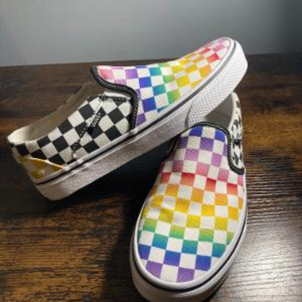 VANS WOMEN'S ASHER RAINBOW CHECKERED SIZE 7.5